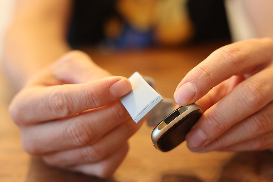 Man sieht den Schnellwechselmechanismus des Armbands der Fitbit Sense 2.